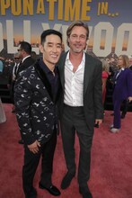 左からマイク・モー、ブラッド・ピット。