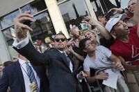 レオナルド・ディカプリオ（中央左）