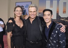 左からゾーイ・ベル、マーティン・コーヴ、マイク・モー。