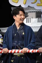 城を引く星野源。