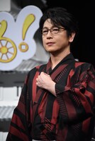 襟元を直す及川光博。