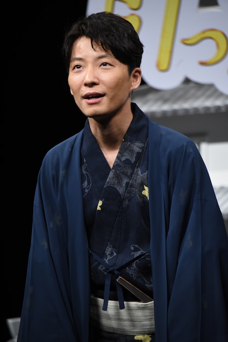 挨拶をする星野源。