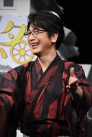 「ミッチーでーす！」と自己紹介する及川光博。