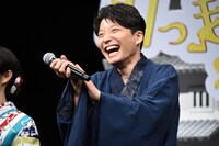 手を叩いて爆笑する星野源。