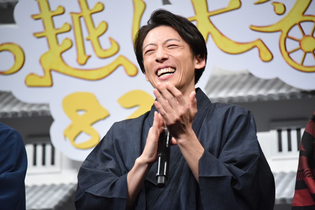 拍手をする高橋一生。