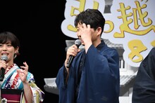 まんじゅうの痛みを語る星野源（右）。