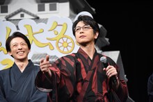 左から高橋一生、及川光博。