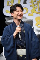爆笑する星野源。
