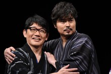 なぜか抱き合う飯尾和樹と小澤征悦。