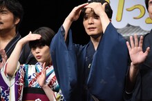 ムービーカメラを探す高畑充希、星野源。