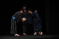 握手を交わす飯尾和樹と星野源。