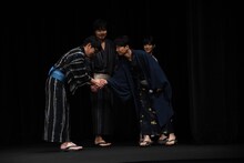 握手を交わす飯尾和樹と星野源。