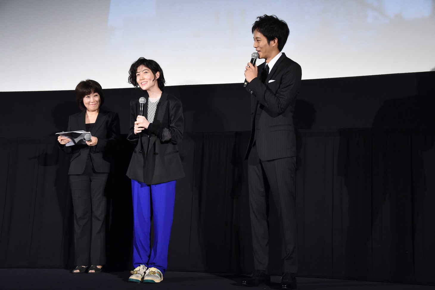 シム・ウンギョン（中央左）、松坂桃李（中央右）。