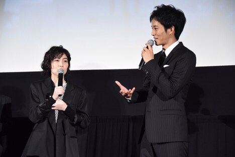 左からシム・ウンギョン、松坂桃李。