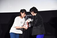 花束を受け取るシム・ウンギョン（右）。