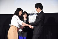 花束を受け取る松坂桃李（右）。