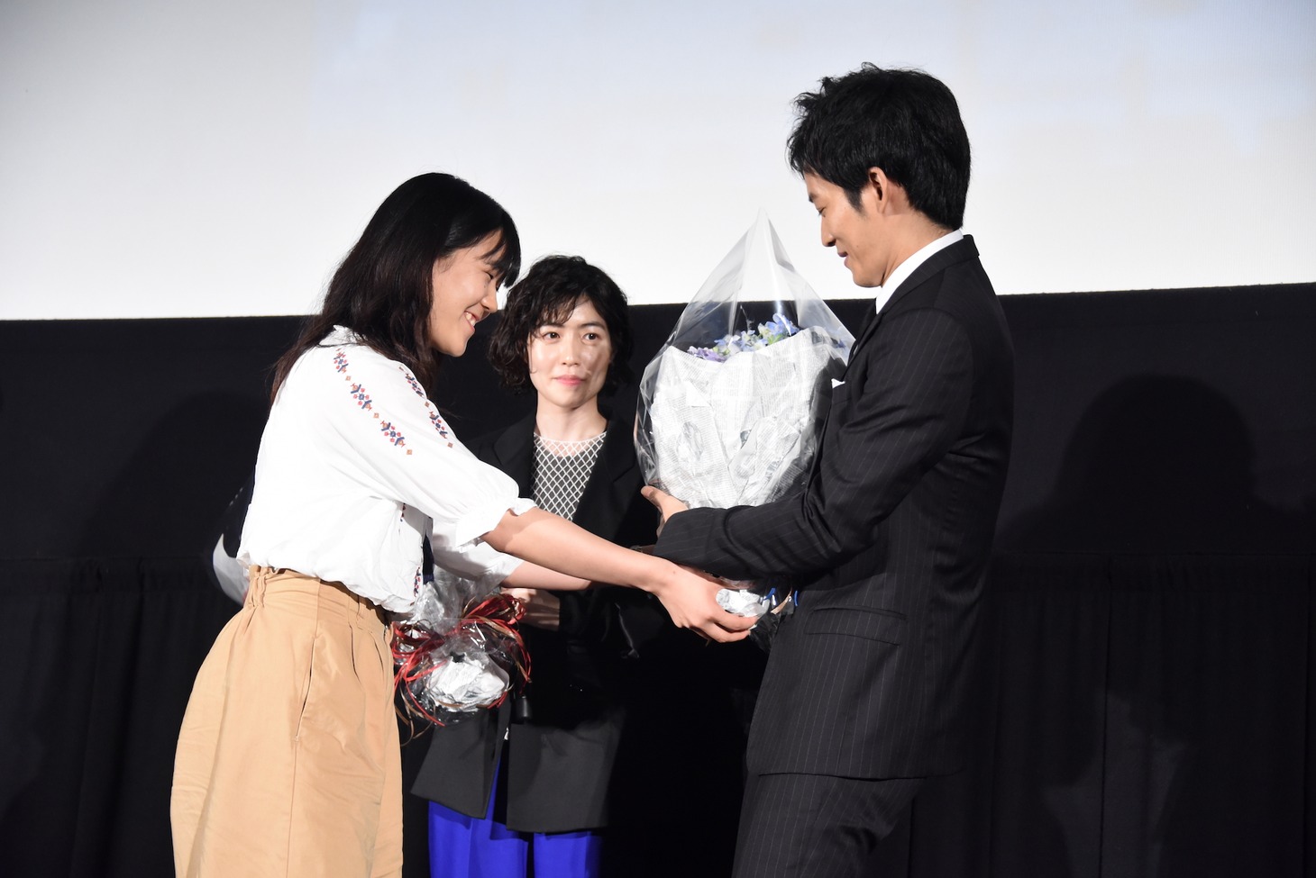花束を受け取る松坂桃李（右）。