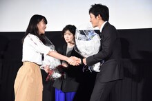 観客と握手をする松坂桃李（右）。