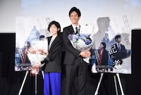 左からシム・ウンギョン、松坂桃李。