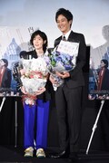 左からシム・ウンギョン、松坂桃李。