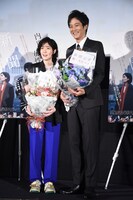 左からシム・ウンギョン、松坂桃李。