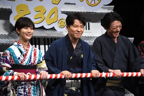左から城を引く高畑充希、星野源、高橋一生。