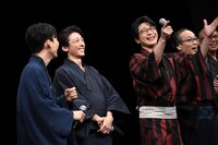 「ミッチー！」の掛け声を一身に浴びる及川光博（中央右）。