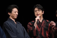 左から高橋一生、及川光博。