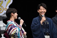 星野源（右）の目にまんじゅうを当ててしまったエピソードを披露する高畑充希（左）。