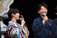 星野源（右）の目にまんじゅうを当ててしまったエピソードを披露する高畑充希（左）。