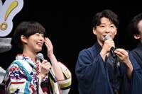 高畑充希（左）が投げたまんじゅうが目に当たったときのことを振り返る星野源（右）。