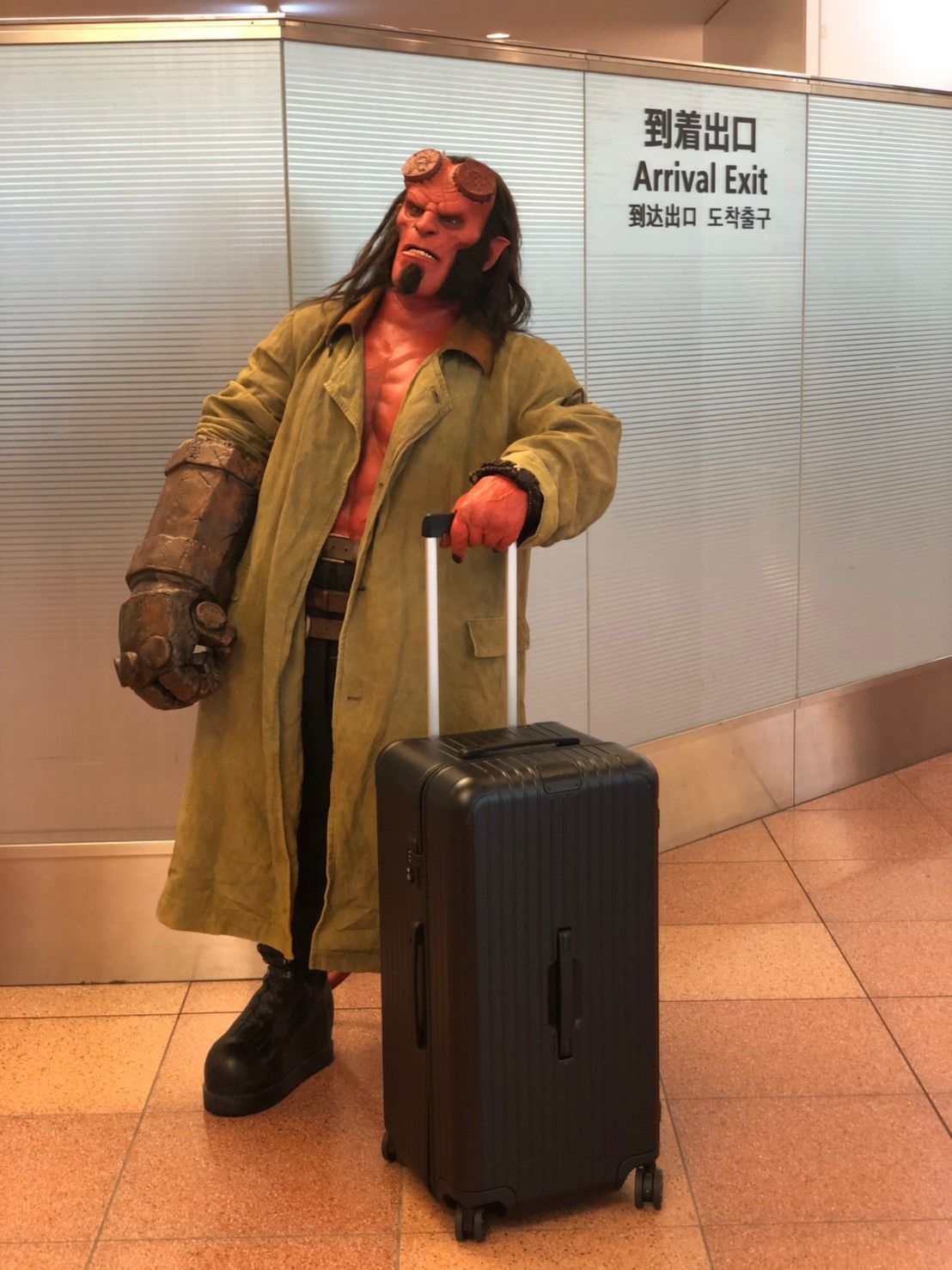 羽田空港の到着出口から出てきたヘルボーイ。