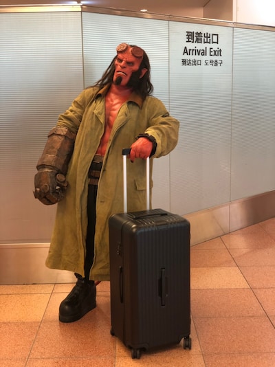 羽田空港の到着出口から出てきたヘルボーイ。