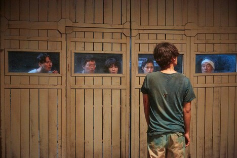 「感染家族」新場面写真