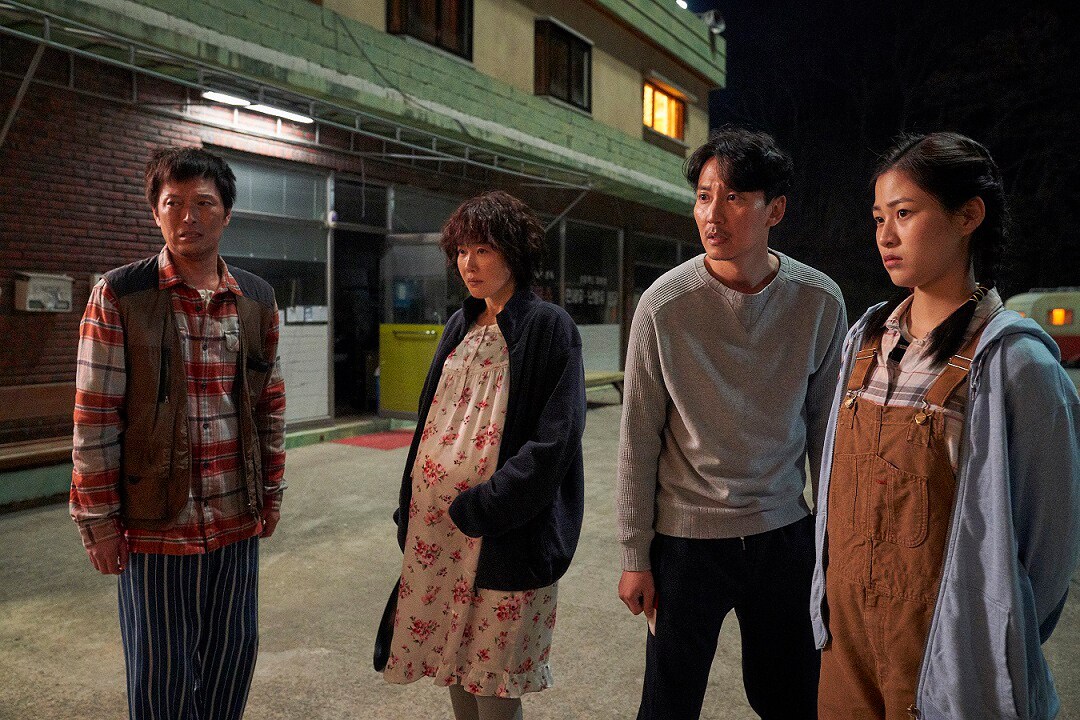 「感染家族」新場面写真