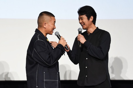 松尾駿（左）の素早いツッコミに満足げな唐沢寿明。