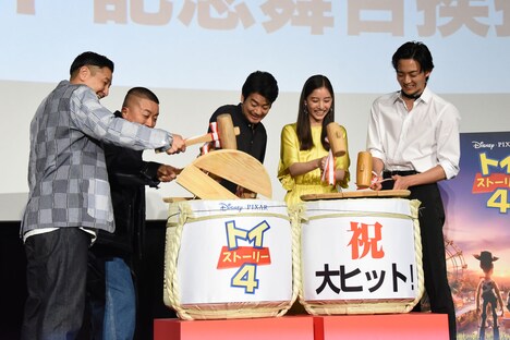 ヒットを祝い鏡開きをする登壇者たち。