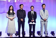 左から森田望智、満島真之介、山田孝之、玉山鉄二。