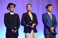 左からリリー・フランキー、小雪、板尾創路。