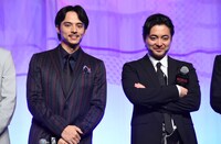 左から満島真之介、山田孝之。