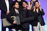 カメラ型のキャノン砲を構える山田孝之（左）。