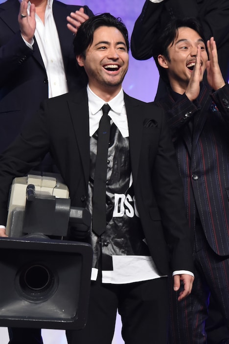 カメラ型キャノン砲の発射を終え、満足気な山田孝之（左）。