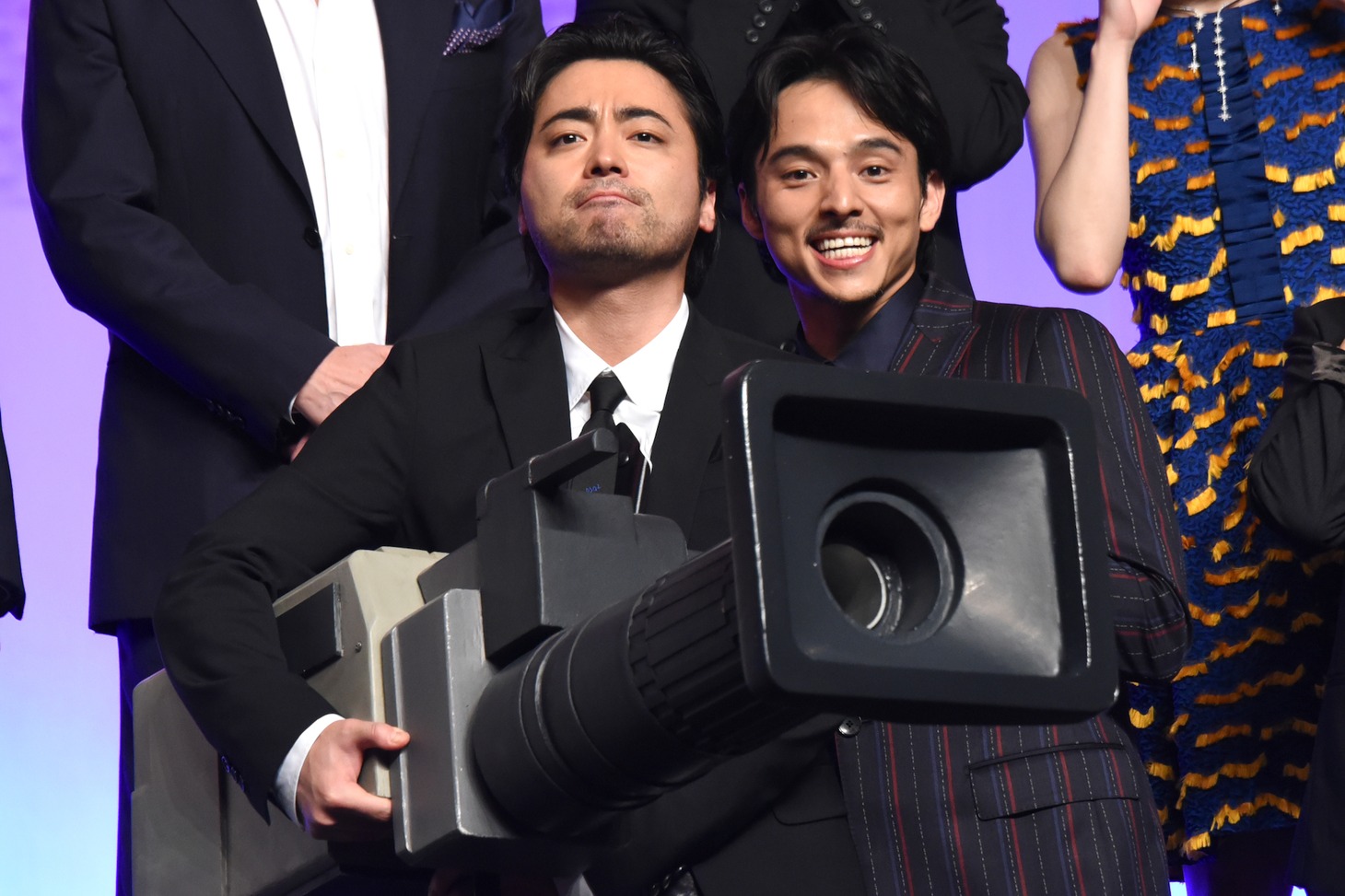 「全裸監督」ジャパンプレミアの最後にカメラ型のキャノン砲を構える山田孝之（左）。