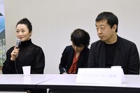 「帰れない二人」記者会見の様子。