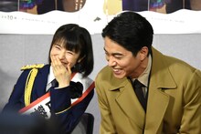 左から浜辺美波、東出昌大。