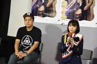 左から藤原知之、浜辺美波。