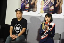 左から藤原知之、浜辺美波。