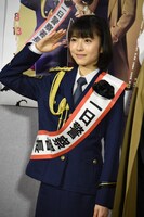 敬礼する浜辺美波。