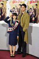 左から浜辺美波、東出昌大。