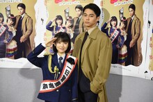 左から浜辺美波、東出昌大。